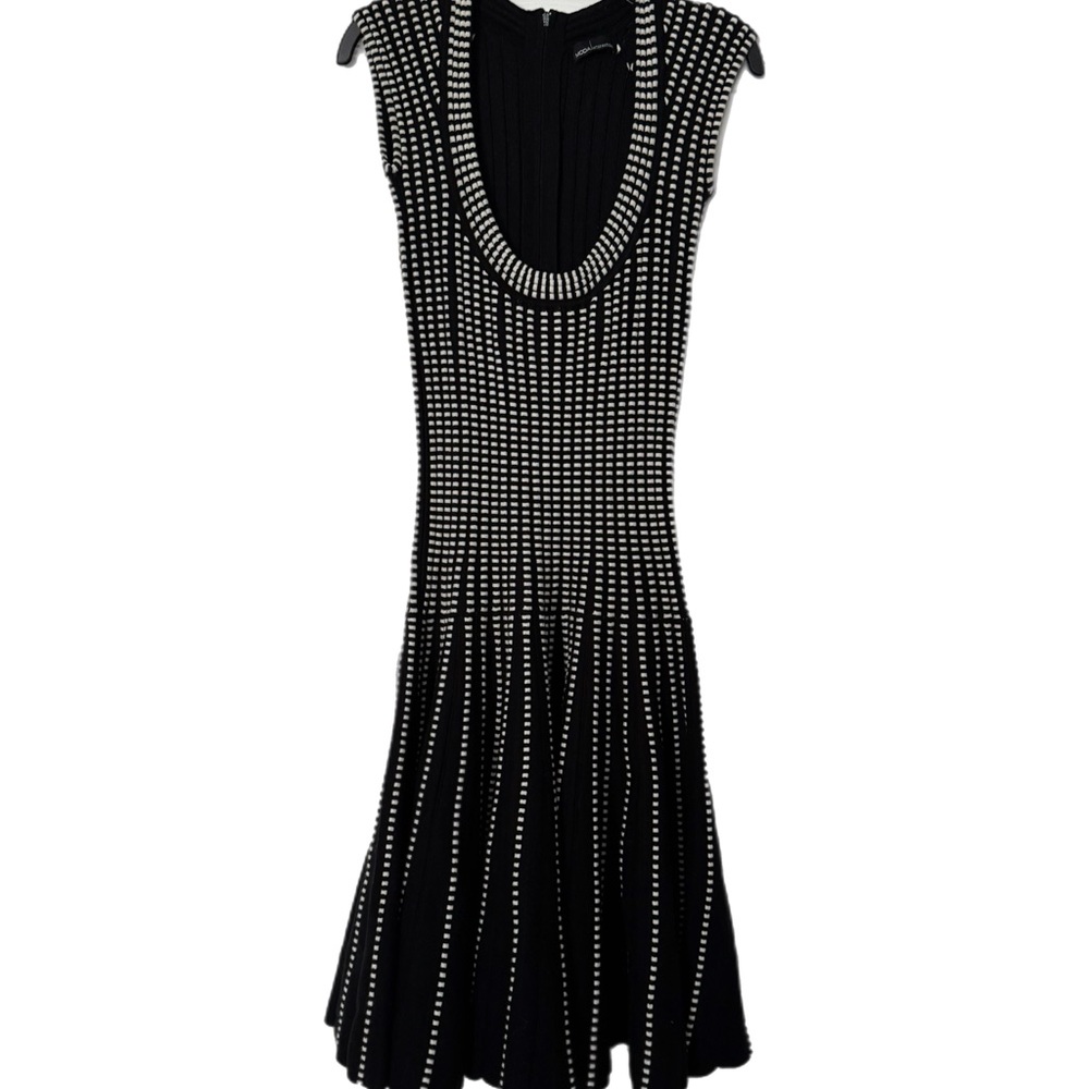 Moda International Black and White knitted  Dress